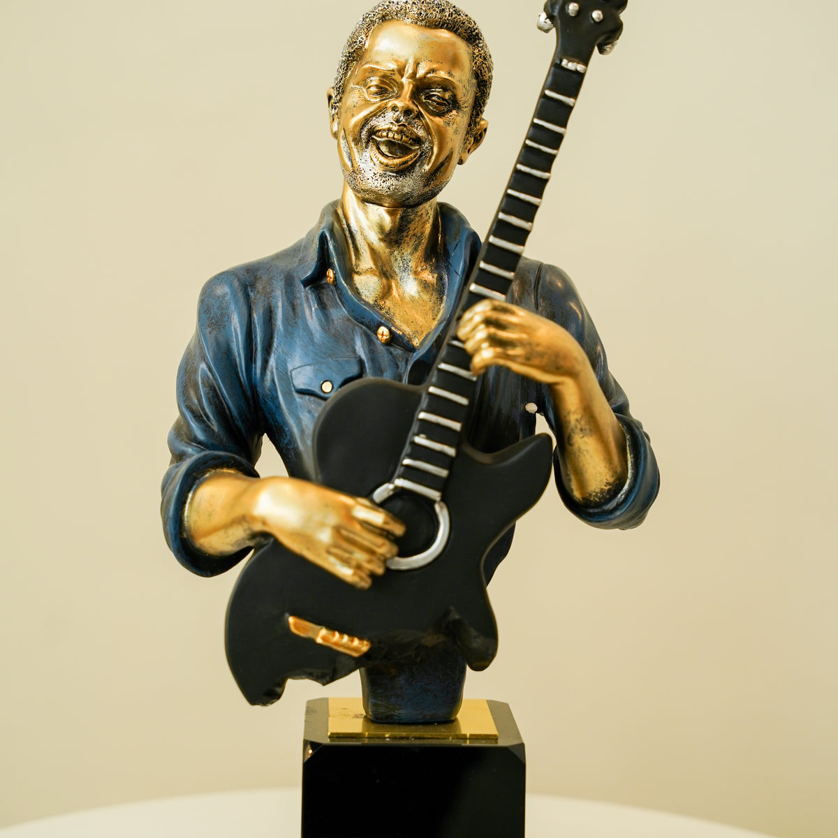 Jazz vibes singing man statue